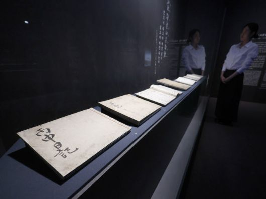 지난 11월 27일 서울 용산구 국립중앙박물관에서 ‘우리들의 이순신’ 전시 언론공개회에서 참석자가 ‘난중일기’ 친필본 등을 둘러보고 있다. (사진=연합뉴스)