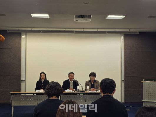 23일 서울 대한상공회의소에서 열린 ‘2026년 주택시장 전망과 정책 방향’ 간담회에서 서종대 주택산업연구원장(가운데)가 발언하고 있다. (사진=박지애 기자)