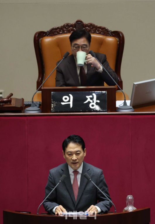 [이데일리 노진환 기자] 장동혁 국민의힘 대표가 22일 서울 여의도 국회에서 열린 제430회국회(임시회) 제2차 본회의에서 ‘12·3 윤석열 비상계엄 등에 대한 전담재판부 설치 및 제보자 보호 등에 관한 특별법안(대안)에 대한 수정안’에 대한 무제한 토론을 하고 있다.