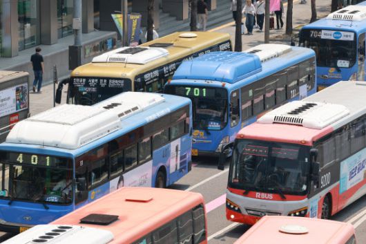 서울역버스환승센터에서 시내버스가 오가고 있다.(사진=연합뉴스)