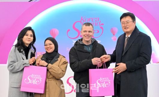 명동 웰컴센터에서 외국인 관광객에게 선물을 전달하는 김대현 문화체육관광부 제2차관(사진 오른쪽)이 이부진 한국방문의해위원회 위원장(사진 왼쪽). (사진=한국방문의해위원회)