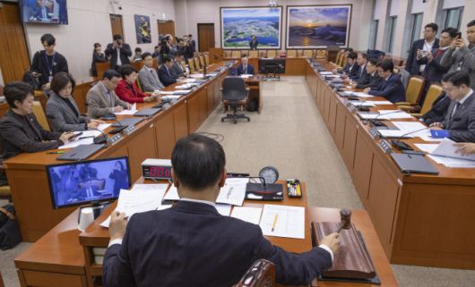 12월 23일 국회에서 열린 12.29 여객기참사진상규명을위한국정조사특별위원회 전체 회의에서 이양수 특위 위원장이 회의를 개회하고 있다.(사진=연합뉴스)