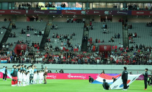 10월 서울월드컵경기장에서 열린 파라과이전 관중 수는 10년 만에 3만 명 아래인 2만 2206명에 그쳤다. 사진=연합뉴스