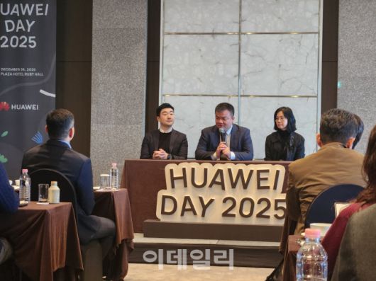 발리안 왕(가운데) 화웨이 코리아 CEO가 26일 서울 중구 더플라자호텔에서 열린 ‘화웨이데이 2025’ 미디어 Q&A 세션에서 내년 한국 시장 공략 계획을 공유하고 있다.(사진=이소현 기자)