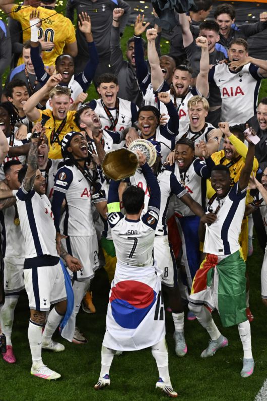손흥민은 2024~25 UEFA 유로파리그 우승으로 프로 데뷔 15년 만에 첫 트로피를 품었다. 사진=AFPBB NEWS