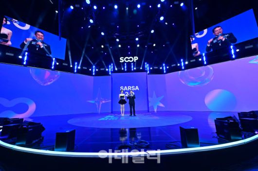 서수길(오른쪽) SOOP 대표가 27일 서울 마포구 SOOP 콜로세움에서 열린 2025 SOOP 스트리머 대상에서 내년 AI 전략을 소개하고 있다.(사진=SOOP)