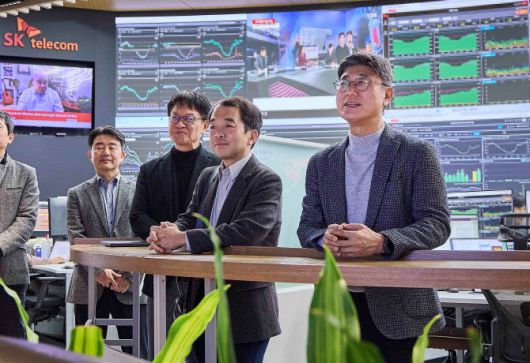 정재헌 CEO(사진 오른쪽 첫번째)가 한명진 통신 CIC 사장(오른쪽 두번째)과 네트워크 종합상황실에서 비상 대응 체계를 점검하는 모습