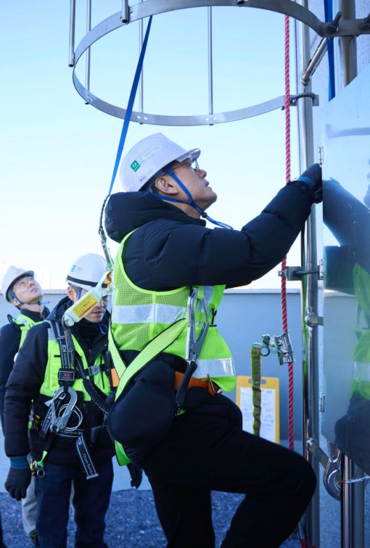 정재헌 SK텔레콤 CEO가 작업현장에 오르는 모습