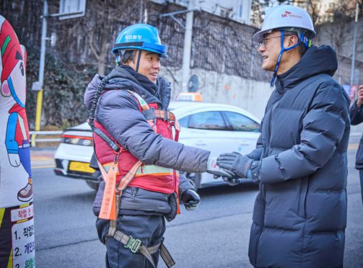 정재헌 SK텔레콤 CEO(사진 오른쪽)가 광케이블 접속 작업 현장에서 구성원을 격려하는 모습