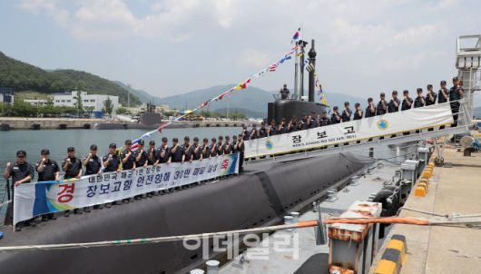 장보고함 승조원들이 2020년 6월 1일 안전항해 30만 마일 달성을 축하하며 기념촬영을 하고 있다. (사진=해군)