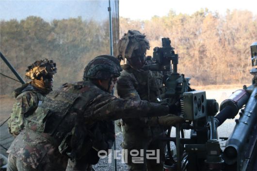 12월 8일부터 19일까지 로드리게스 훈련장에서 실시한 연합 포병 사격 간, 미 2-12포병대대 장병이 한국군에게 미 M777 견인포 운용방법을 공유하고 있다. (사진=합참)