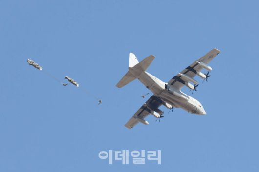 12월 4일 한미 특전사 장병들이 전북 익산에서 미 해병대 KC-130 공중급유기에서 이탈하며 전술강하를 하고 있다. (사진=합참)