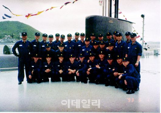 1993년 6월 1일 진해군항에서 인수 승조원들이 장보고함 취역 기념촬영을 하고 있다. (사진=해군)