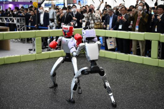 지난 3일 일본 도쿄 국제 로봇 전시회에서 유니트리의 휴머노이드 로봇이 격투 대회를 시연하고 있다. (사진=AFP)
