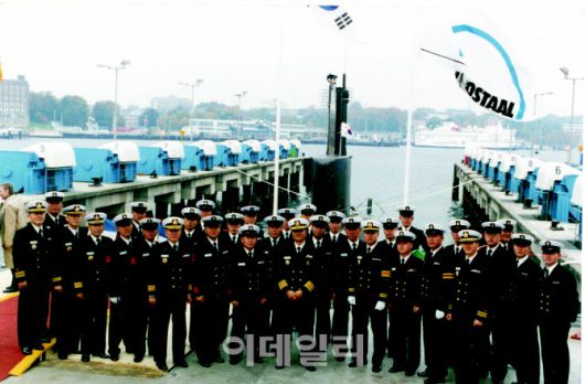 1992년 10월 14일 독일 HDW 조선소에서 열린 장보고함 인수식에서 인수 승조원들이 기념촬영을 하고 있다. (사진=해군)