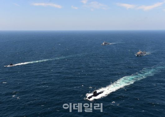 장보고함(왼쪽)이 2016년 서태평양 잠수함 탈출 및 구조훈련(PAC-REACH)에 참가하고 있다. (사진=해군)