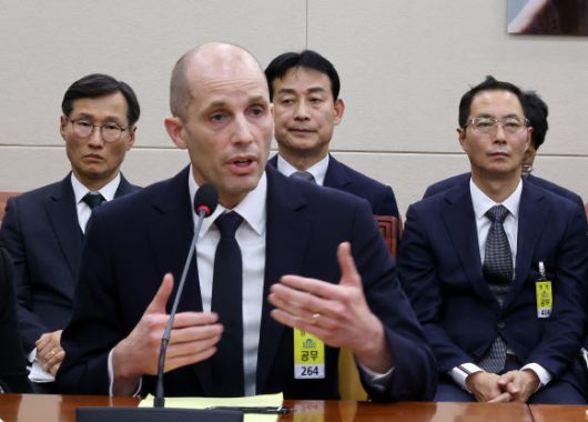 17일 국회 과학기술정보방송통신위원회에서 열린 쿠팡 침해사고 관련 청문회에 증인으로 출석한 해롤드 로저스 쿠팡 대표이사가 의원들 질의에 답변하고 있다. 왼쪽부터 조용우 쿠팡 국회·정부 담당 부사장, 로저스 대표. 민병기 쿠팡 대외협력 총괄 부사장, 김명규 쿠팡이츠서비스 대표(사진=연합뉴스)