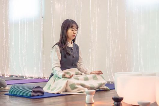 크리스탈 싱잉볼 테라피 중 명상하는 모습 (사진=WE호텔 제주)