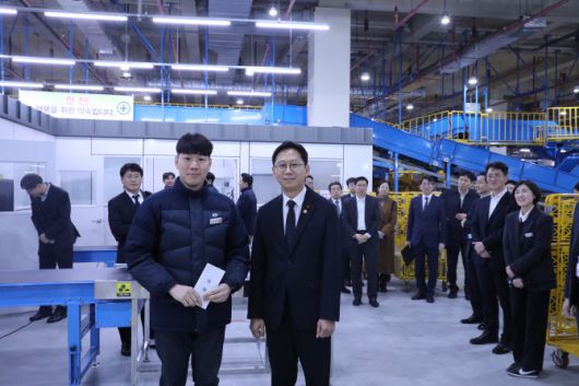 배경훈 부총리, 우편물 마약류 2차 검사 현장 방문