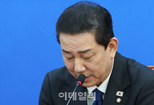 [이데일리 노진환 기자] 김병기 더불어민주당 원내대표가 30일 서울 여의도 국회에서 열린 원내대책회의에서 본인 의혹과 관련해 사퇴 의사를 밝히고 있다.