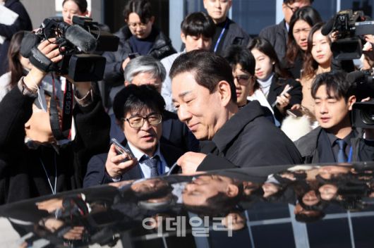 [이데일리 노진환 기자] 본인 의혹과 관련해 원내대표직을 사퇴한 김병기 더불어민주당 의원이 30일 서울 여의도 국회를 나서며 차량에 타고 있다.