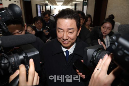 [이데일리 노진환 기자] 본인 의혹과 관련해 원내대표직을 사퇴한 김병기 더불어민주당 의원이 30일 서울 여의도 국회를 나서며 취재진의 질문을 받고 있다.