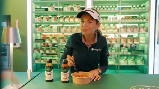 도널드 트럼프 미국 대통령의 손녀 카이 트럼프가 지난 5월 PGA 투어 더 CJ컵 바이런 넬슨 기간에 ‘하우스 오브 CJ’를 방문해 K푸드를 즐기고 있다.(사진=CJ그룹 제공)