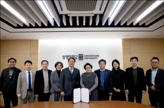 세화문화재단과 상명대학교가 업무협약식을 가진 뒤 관계자들이 기념촬양을 하고 있다. 사진=재단법인 세화문화재단