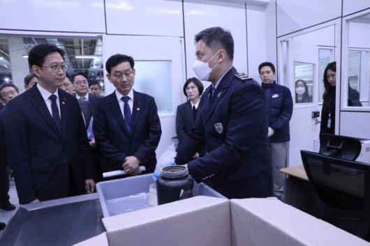 현장 담당자에게 설명을 듣는 배경훈 부총리