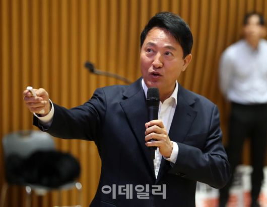 [이데일리 김태형 기자] 오세훈 서울시장이 26일 오후 서울시청에서 열린 ‘2025 서울시소상공인연합회 역량강화 워크숍’에 참석해 강연을 하고 있다.