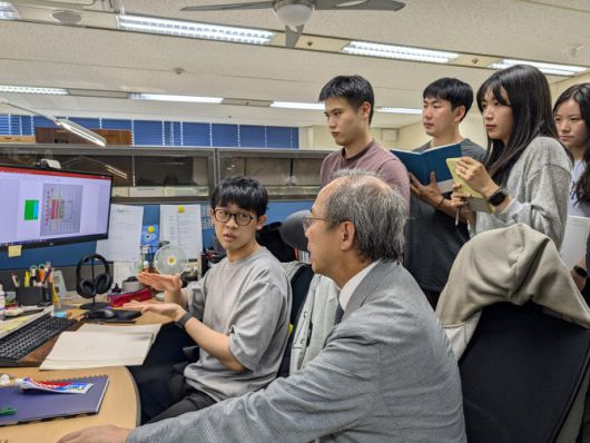 김정호 KAIST 전기 및 전자공학부 교수가 제자들과 토론하고 있다.