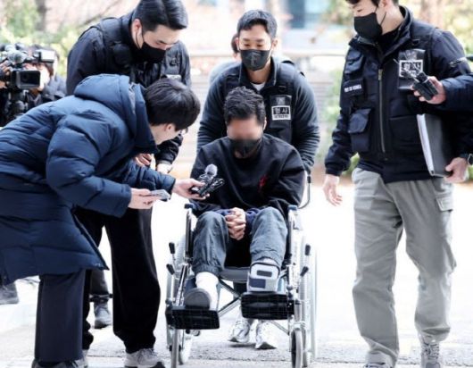 아내를 집에 감금한 채 성인방송 출연을 강요한 혐의 등을 받는 30대 전직 군인이 2024년 2월 4일 오후 구속 전 피의자 심문(영장실질심사)을 받기 위해 인천지법으로 들어서고 있다 (사진=연합뉴스)