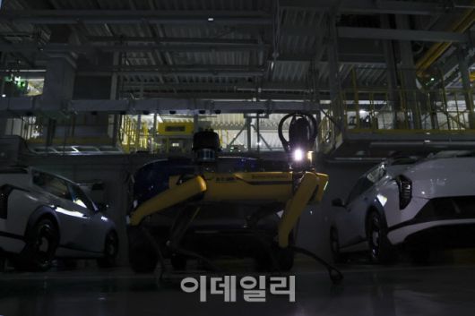 기아 오토랜드 광명 전기차 공장 ‘EVO 플랜트’에서 ‘EV4’ 등 완성차 주변을 순찰하는 ‘스팟’ (사진=이데일리 이영훈 기자)