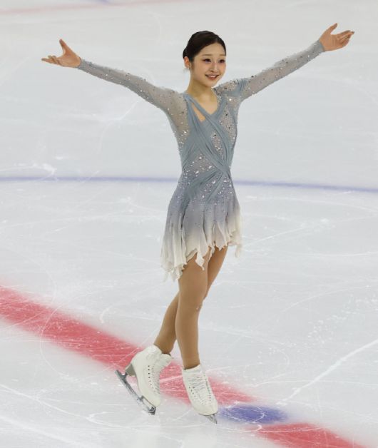 3일 서울 목동아이스링크에서 열린 피겨스케이팅 국가대표 최종 선발전을 겸한 제80회 전국남녀 피겨스케이팅 종합선수권대회 쇼트 프로그램 경기에서 신지아 선수가 연기를 마친 후 관객들에게 인사를 하고 있다. 사진=뉴시스