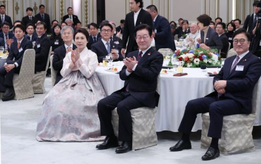 이재명 대통령과 김혜경 여사가 2일 청와대 영빈관에서 열린 신년 인사회에서 시민들의 새해 소망을 담은 영상을 시청하고 있다. (사진 = 연합뉴스)