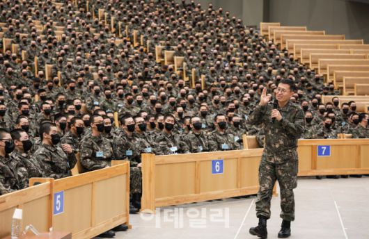 김규하 육군참모총장이 5일 오후 충남 논산 육군훈련소에서 교육을 받고있는 훈련병을 대상으로 군 복무의 의미와 가치에 대해 정신전력교육을 하고 있다. (사진=육군)