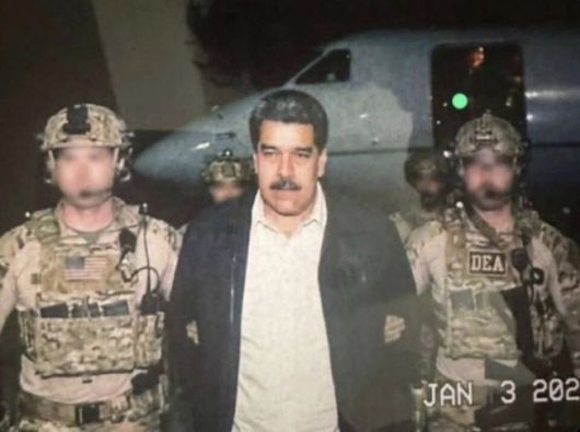 니콜라스 마두로 베네수엘라 대통령(가운데)이 지난 3일(현지시간) 미국 마약단속국(DEA) 요원에게 체포돼 이동하고 있다. (사진=백악관 X. 옛 트위터 캡처)