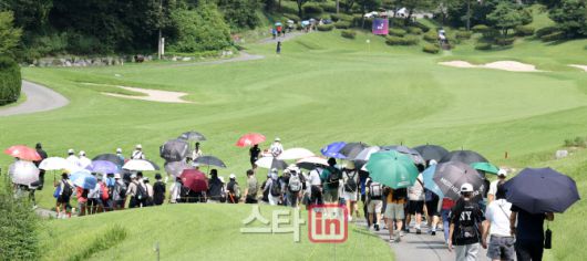 지난해 8월 열린 KLPGA 투어 제14회 KG 레이디스 오픈 2라운드를 찾은 갤러리들이 배소현, 노승희, 이예원 조를 따라 이동하고 있다. (사진=이데일리 방인권 기자)