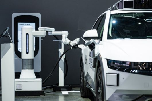 전기차 자동 충전 로봇 활용한 아이오닉 5 로보택시 충전 시연 (사진=현대차그룹)