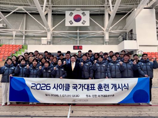 사이클 국가대표 선수들이 이상현 대한사이클연맹 회장과 함께 기념촬영을 하고 있다. 사진=대한사이클연맹