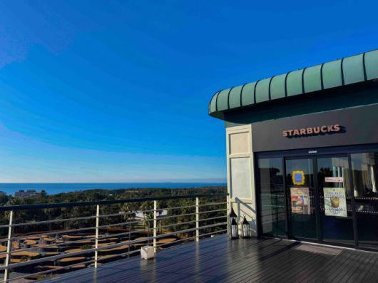 그랜드 조선 제주 호텔의 루프탑에 마련된 스타벅스 그랜드조선제주점의 모습