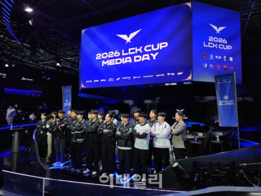 7일 치지직 롤파크에서 열린 LCK컵 미디어데이에서 참여 감독 및 선수가 기념 사진을 촬영하고 있다. (사진=안유리 기자)