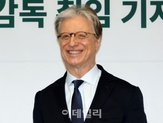 로베르토 아바도 국립심포니오케스트라 제8대 음악감독이 7일 서울 서초구 예술의전당 오페라하우스 무궁화홀에서 열린 취임 기자간담회에서 포즈를 취하고 있다. (사진=방인권 기자)