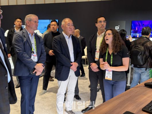 정의선 현대차그룹 회장이 6일(현지시간) 오후 미국 라스베이거스 퐁텐블로 호텔에서 엔비디아 부스를 방문해 자율주행 플랫폼 ‘알파마요’에 대해 설명듣고 있다. (사진=김소연 기자)