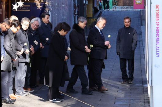 10.29이태원참사 특별조사위원회 송기춘 위원장이 5일 오전 서울 용산구 이태원역 1번 출구 골목 ‘10.29 기억과 안전의 길’을 찾아 관계자들과 함께 헌화하고 있다. (사진=뉴시스)