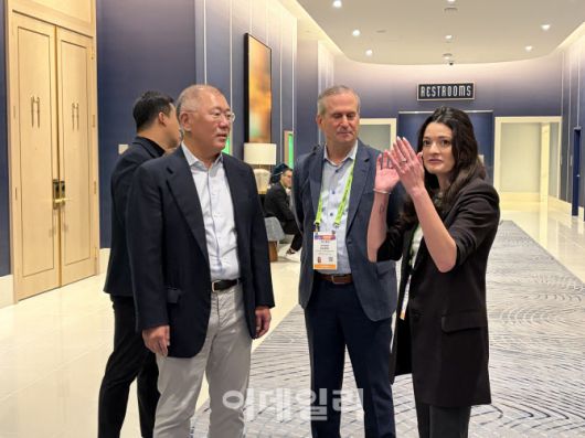 정의선 현대차그룹 회장(왼쪽)이 6일(현지시간) 오후 미국 라스베이거스 퐁텐블로 호텔에서 젠슨 황 엔비디아 CEO의 딸인 매디슨 황 엔비디아 제품 마케팅 총괄 시니어 디렉터(오른쪽)와 대화를 나누고 있다. (사진=김소연 기자)