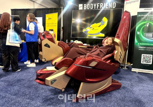 CES 2026 전시회에서 참관객이 바디프랜드의 AI헬스케어로봇 ‘733’을 체험하고 있다.(사진=바디프랜드)