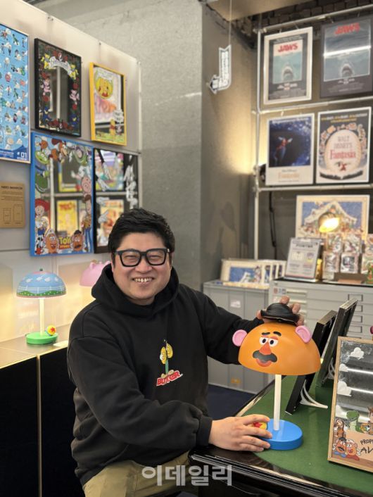 이영재 영차컴퍼니 대표가 B2C 사업인 ‘노빅딜’ 브랜드로 제작한 토이스토리 미스터포테이토 스탠드를 보여주며 웃고 있다.(사진=김혜미 기자)