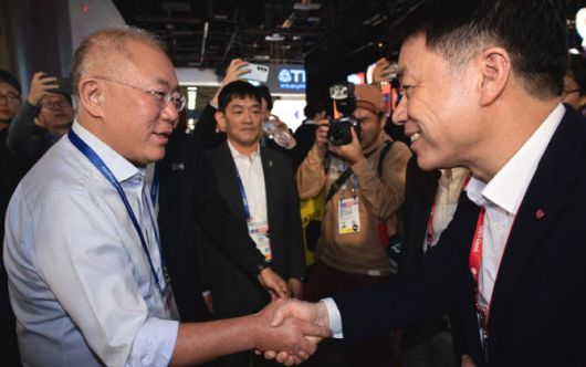 정의선 현대차그룹 회장(왼쪽)이 6일(현지시간) 미국 라스베이거스 컨벤션 센터(LVCC)에서 LG전자 부스를 찾아 류재철 LG전자 최고경영자(CEO) 사장과 악수하고 있다.(사진=독자 제공)