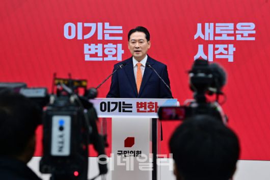 [이데일리 노진환 기자] 장동혁 국민의힘 대표가 7일 서울 여의도 중앙당사에서 열린 긴급기자회견에서 당 쇄신안 등을 발표하고 있다.